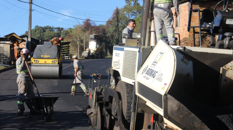 Já está liberado o transito em toda a extensão da Avenida José Leonardo dos Santos, a “estrada velha”, que na semana passada recebeu em parte dela, no trecho que compreende a torre de transmissão da Rádio Capinzal até o acesso aos loteamentos Fernanda e A