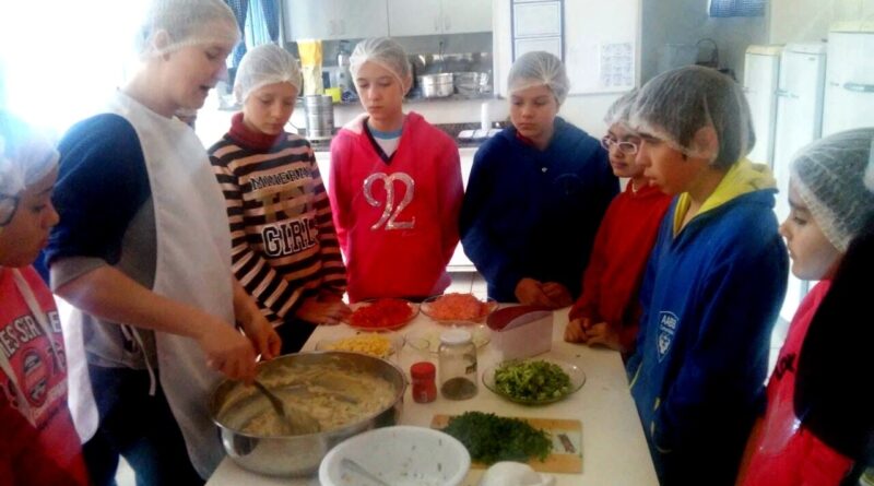 O prato principal, preparado com a participação dos alunos, foi “cupcake de legumes”. O objetivo é ter um prato colorido e de valor nutricional adequado como também incentivar os alunos a manusear os ingredientes.