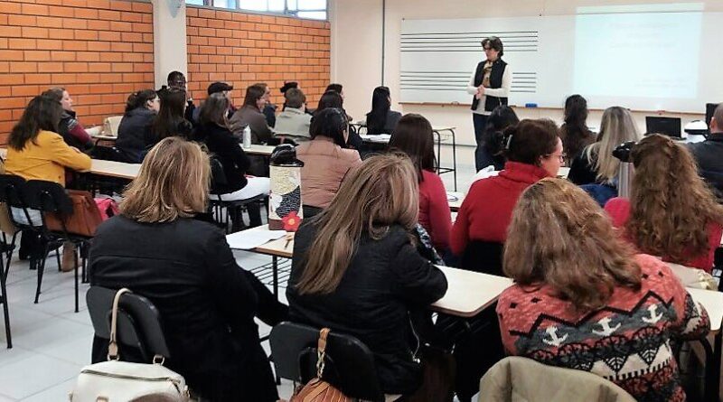 “Educação Inclusiva” foi o tema abordado pela professora Edite Sehnem, Graduada em Pedagogia pela Universidade Federal de Santa Catarina.