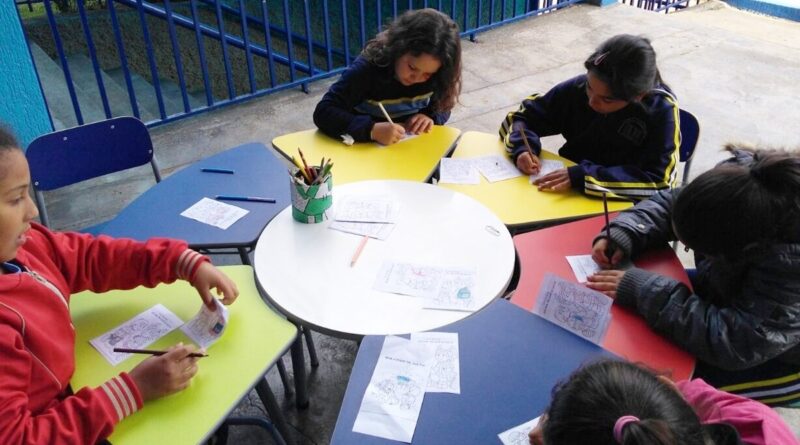 Depois de uma semana de recesso, a volta às aulas aconteceu nesta segunda-feira (31).