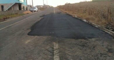 Para a restauração das vias foram utilizados em torno de 35 toneladas de asfalto quente, com limpeza dos locais e compactação.