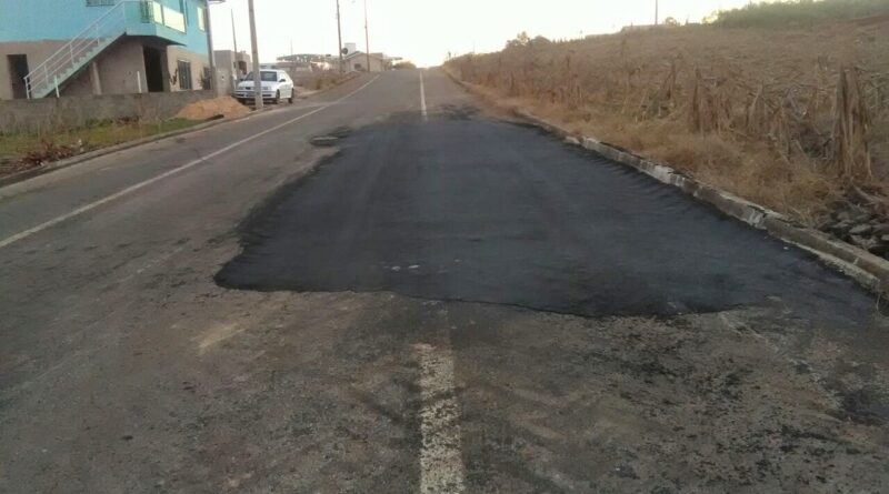 Para a restauração das vias foram utilizados em torno de 35 toneladas de asfalto quente, com limpeza dos locais e compactação.