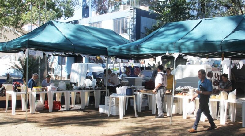 Os feirantes estarão colocando a venda queijos de diversos tipos, salames, linguiças, galinha caipira, caldo de cana, melado, açúcar mascavo, pães, cucas, bolachas, doces e frutas e outros produtos diretos do campo.