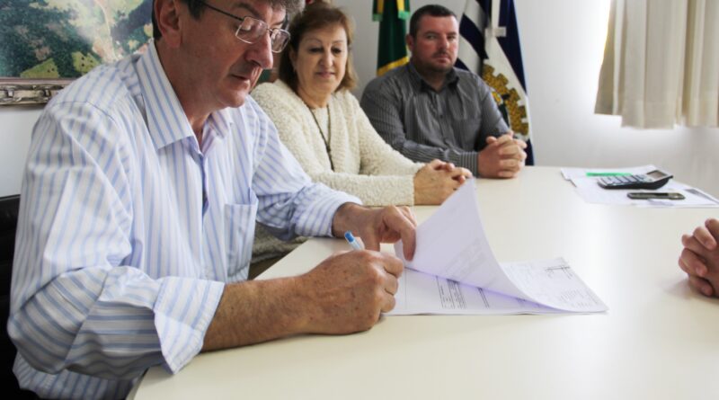 A assinatura aconteceu no gabinete do prefeito.