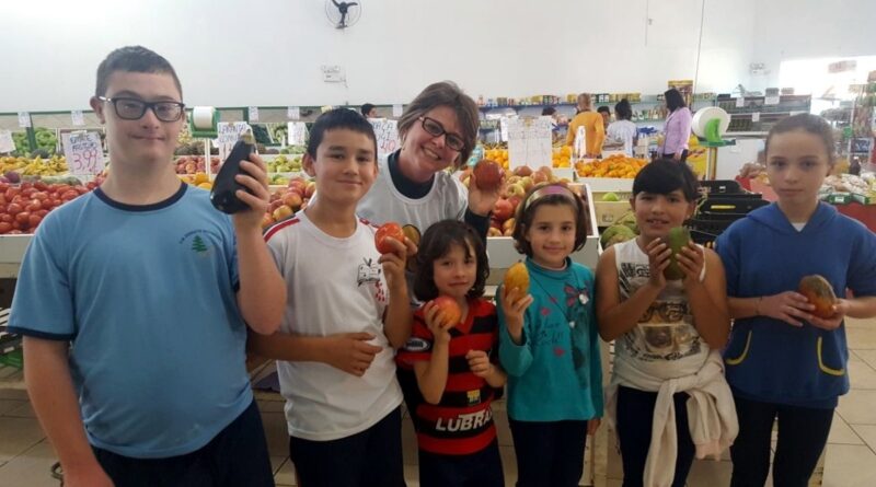 As atividades foram desenvolvidas na quarta-feira (16), no Sacolão de Frutas e Verduras onde o Instituto Social BRF deu oportunidade para que cada criança adquirisse uma fruta como forma dela aprender sobre a degustação do alimento.