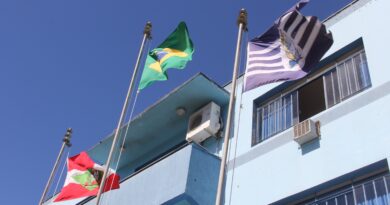 Bandeiras hasteadas defronte ao Centro Administrativo Municipal.