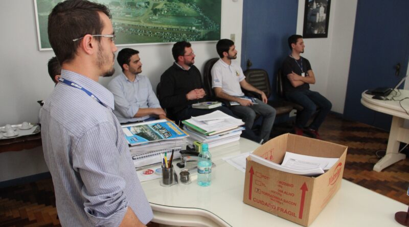 A reunião foi coordenada pelo Sr. Jonathan Bernardi, Coordenador Regional do IGBE (unidade de Joaçaba).