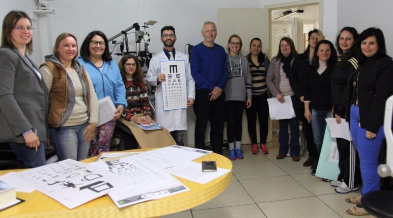 Educadores integrantes da rede municipal de ensino do município de Capinzal participaram na manhã de terça-feira (23) de capacitação nas dependências da Clínica de Olhos Daniotti.