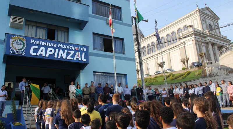 Defronte ao Paço Municipal a população acompanhou em posição de sentido ao hasteamento da bandeira e entoou forte os hinos Nacional e da Independência.