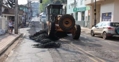 A "Serra" e a Rua Nereu Ramos receberam na quinta e sexta-feira (31 e 1) 120 mil quilos de asfalto a quente para recuperação dos pontos críticos.