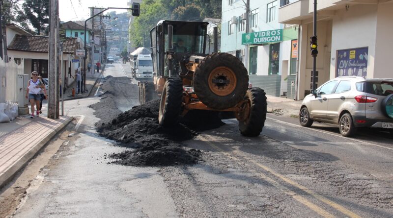 A "Serra" e a Rua Nereu Ramos receberam na quinta e sexta-feira (31 e 1) 120 mil quilos de asfalto a quente para recuperação dos pontos críticos.