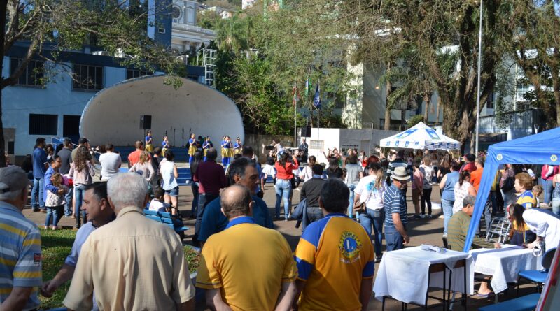 No sábado (2) pela manhã a Diretoria de Cultura, CDL, cursos de música da Unoesc, Sindicadezal, CMDCA, Léo e Lions Clube desenvolveram sua ações.