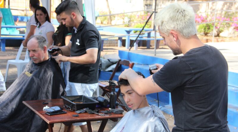 Na segunda-feira (4) a ACIRP, em parceria com o “Salão Blond”, realizou cortes de cabelo.