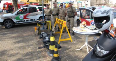 Polícia Militar expôs equipamentos e esclareceu dúvidas, na tarde de terça-feira (5).