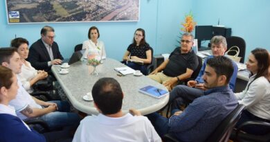 A Administração Municipal de Capinzal promoveu reunião com representantes de entidades para definir detalhes da realização da solenidade de entrega do “Troféu Destaque Econômico 2017” em Capinzal.