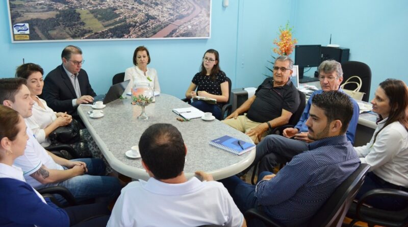 A Administração Municipal de Capinzal promoveu reunião com representantes de entidades para definir detalhes da realização da solenidade de entrega do “Troféu Destaque Econômico 2017” em Capinzal.
