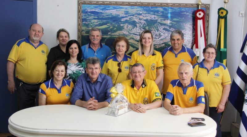 O Lions Clube está presente em 218 países e o Distrito LD-8 é formado por 68 unidades com 2.800 membros integrantes da região que compreende o traçado da BR 116 até o município de Dionísio Cerqueira no extremo oeste de Santa Catarina. Em Capinzal e Ouro o