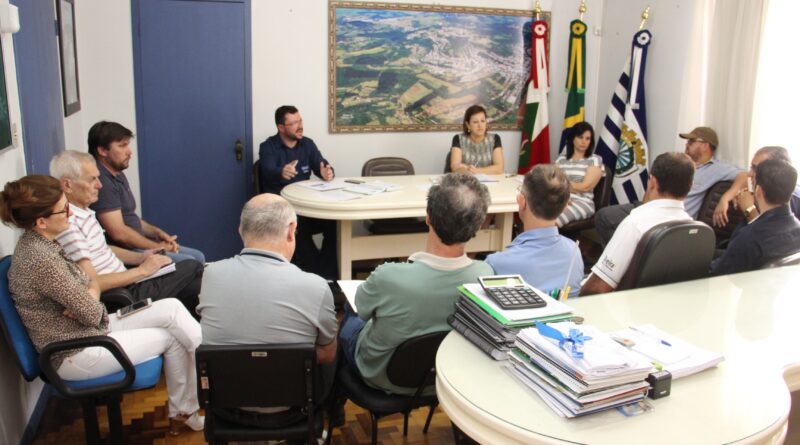 Reunião no gabinete do prefeito Nilvo Dorini, com a presença da vice-prefeita Noêmia Bonamigo Pizzamiglio e integrantes do INCOTUR, definiu que serão homenageados 30 agricultores e 70 empresários do comércio, indústria, prestação de serviços e transportes