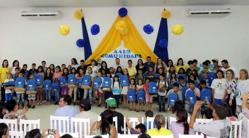 Crianças e adolescentes que participam do programa AABB comunidade em Capinzal foram agraciadas, no último dia 16, com kits de uniformes. A solenidade na aconteceu na sede da AABB e, também, celebrou os 18 anos do programa.