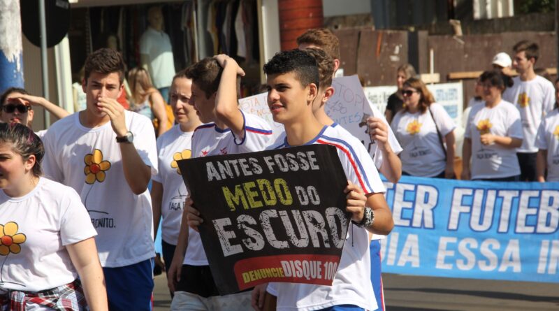 Os participantes percorreram o centro de Capinzal saindo da Praça Pedro Lélis da Rocha, Rua Ernesto Hachmann, XV de Novembro, Maria Angélica Almeida, Dona Linda Santos, Carmelo Zocolli (pelo Calçadão), Rolindo Casagrande e retornando à praça. A Polícia Mi