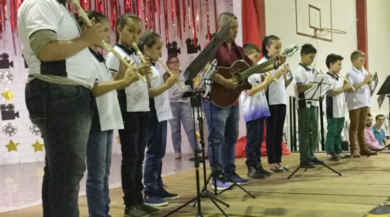 No dia 14 de setembro, alunos da Escola Municipal de Música, coordenados pelos professores Carlos Alberto da Silva, Juliano do Prado e Carmem Baseggio, juntamente com a Diretora de Cultura, Dirlene Bonato Hachmann, participaram da IX Mostra de Talentos Es