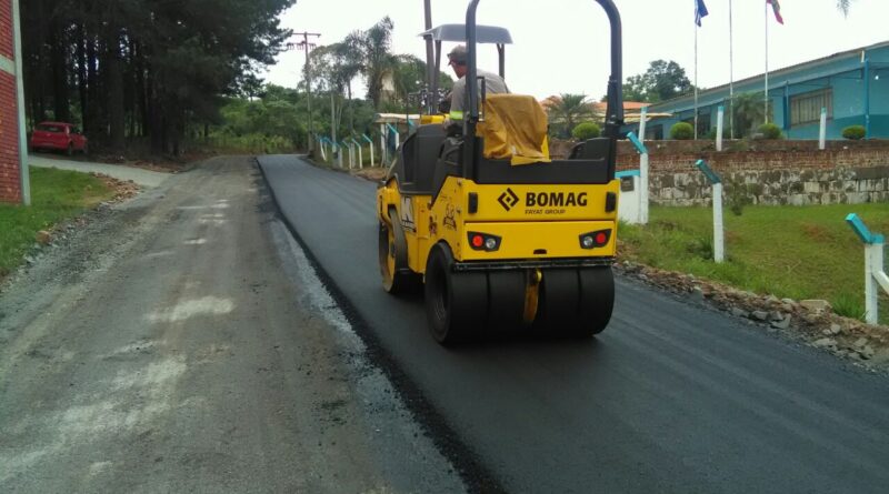 A expectativa é que nos próximos dias, a comunidade de Lindenberg tenha de um ponto ao outro mais 1.200 metros lineares asfaltados – 400 já existentes e os demais proporcionados pela atual administração.