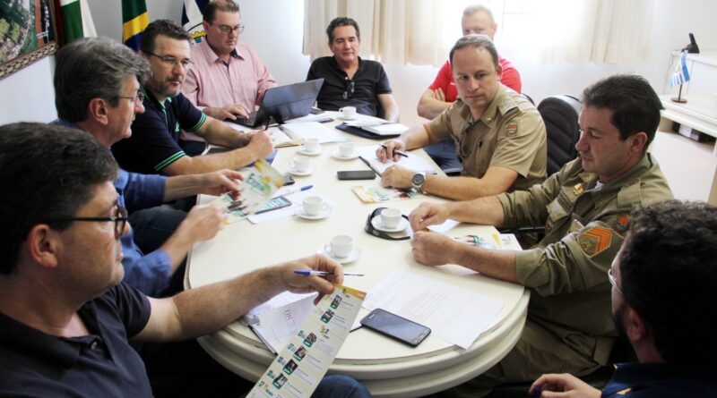 Além da Administração Municipal, o encontro contou com a participação de representantes do Corpo de Bombeiros, Polícia Militar, Polícia Civil e do Sindicato Rural de Capinzal, responsável pela organização do evento.