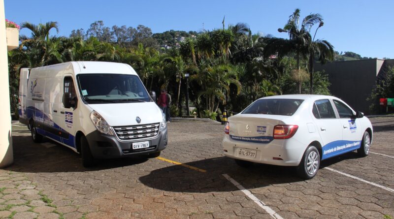 Veículo Logan Expression para as atividades administrativas e uma Renault Master, modelo furgão, equipada com sistema de resfriamento de até 10º C, para o transporte da merenda escolar.