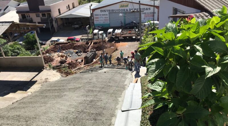 Esta é a primeira rua do município a receber a pavimentação em concreto armado. A utilização do material deve-se principalmente pela declividade do trecho. O projeto contempla a pavimentação de 269 metros quadrados – cerca de 60 metros lineares.