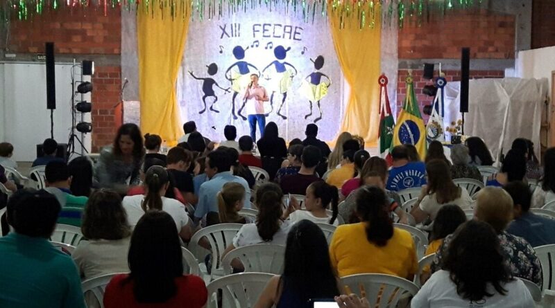 As apresentações ocorreram durante a tarde e a noite sempre com a participação intensa do público.