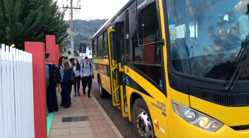 O período de rematrículas para as creches, centros de educação infantil e escolas mantidas pelo município iniciam na próxima segunda-feira, dia 13, e se estendem até o dia 24 de novembro.