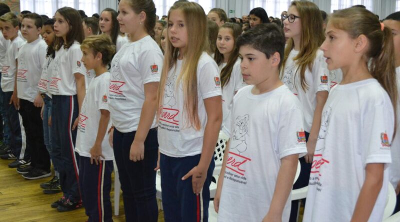 Os formandos realizaram apresentações culturais, ouviram atentamente o pronunciamento das autoridades, e fizeram o juramento PROERD, logo após, receberam os certificados de conclusão do curso.