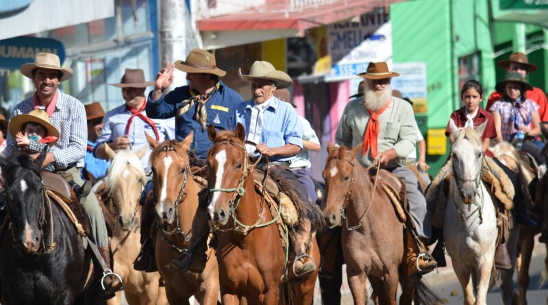 A I Cavalgada Expovale, realizada na quarta-feira, dia 15, feriado nacional, reuniu mais de 130 participantes de várias cidades e marcou o início oficial da programação da maior feira multissetorial da região.