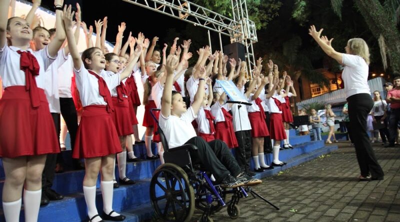 O público presente contou com diferentes apresentações artísticas, envolvendo canto, dança, instrumentos de sopro, teclado, acordeom e violão.