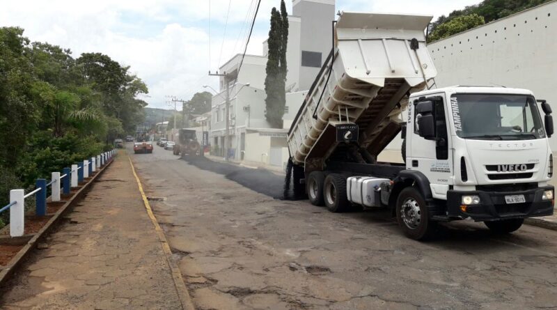 Foram utilizadas cerca de 40 toneladas de massa asfáltica para recuperar a via que estava bastante deteriorada.