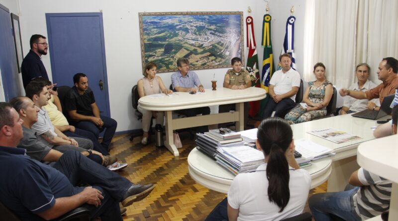 Participaram da reunião desta quarta-feira, dia 20, além dos representantes da empresa, o prefeito Nilvo Dorini, a vice Noemia Bonamigo Pizzamiglio, os secretários e diretores, os presidentes da CDL, ACIRP e AMPECO e o Sargento Casagrande, representante d