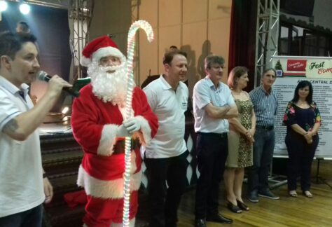 A extensa programação de natal deste ano iniciou no domingo (03) e terminou no sábado (23). Foram 15 noites em que o Papai Noel e sua comitiva levaram ao centro e interior do município muita alegria e diversão.