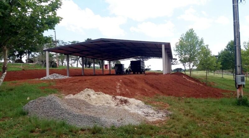 A edificação é em estrutura pré-moldada, com 450 metros quadrados, com cobertura em aluzinco. O espaço estará equipado com copa, cozinha e sanitários e será utilizada principalmente durante os eventos tradicionalistas.