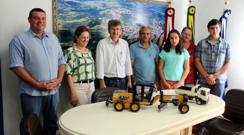 Xavier presenteou a Administração Municipal com uma réplica de uma motoniveladora produzida em madeira em sua própria marcenaria como forma de agradecer o poder público pelas importantes obras realizadas em sua comunidade.