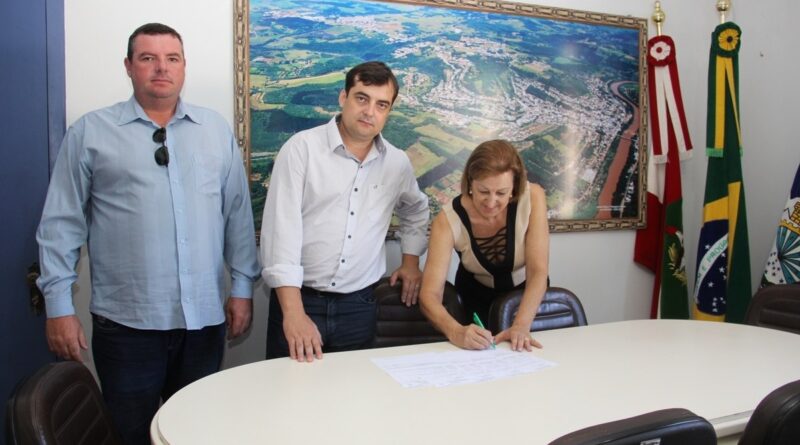 O ato ocorreu no Centro Administrativo e contou com a participação de lideranças ligadas ao Executivo e com a presença do representante da empresa vencedora da licitação.