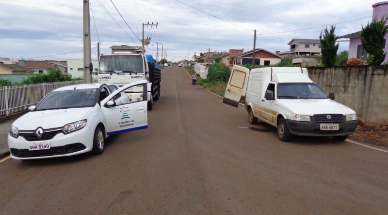 Acompanhamento nos loteamentos. O serviço está sendo executado pela Dedetizadora Planalto, da cidade de Lages, que venceu o processo licitatório. A dedetização já foi concluída na área central e nos loteamento Parizotto e Novo Horizonte. Os demais locais