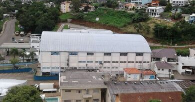 Vista lateral. A remoção da manta antiga e a colocação da nova proteção iniciou no dia 04 de janeiro e foi executada pela empresa AMAN Manta Asfástica EPP da cidade de Toledo(PR).Trata-se de um serviço de impermeabilização na cobertura zincada que possui