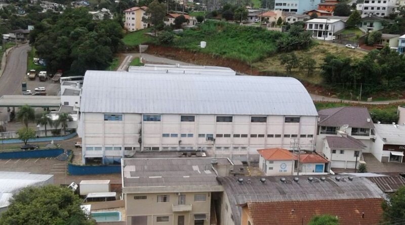 Vista lateral. A remoção da manta antiga e a colocação da nova proteção iniciou no dia 04 de janeiro e foi executada pela empresa AMAN Manta Asfástica EPP da cidade de Toledo(PR).Trata-se de um serviço de impermeabilização na cobertura zincada que possui