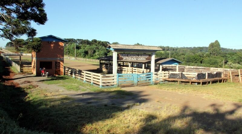 Parque Municipal de Rodeios, anexo ao Parque de Exposições Domingos Pellizzaro, em Engenho Novo.