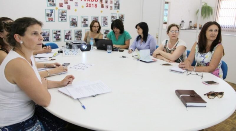 A Secretaria da Educação de Capinzal promoveu na manhã de quarta-feira (31) encontro de estudos com a Professora e Doutora em Educação Zenilde Durli. O assunto central foi a elaboração do projeto da Proposta Curricular da rede municipal de ensino de Capin