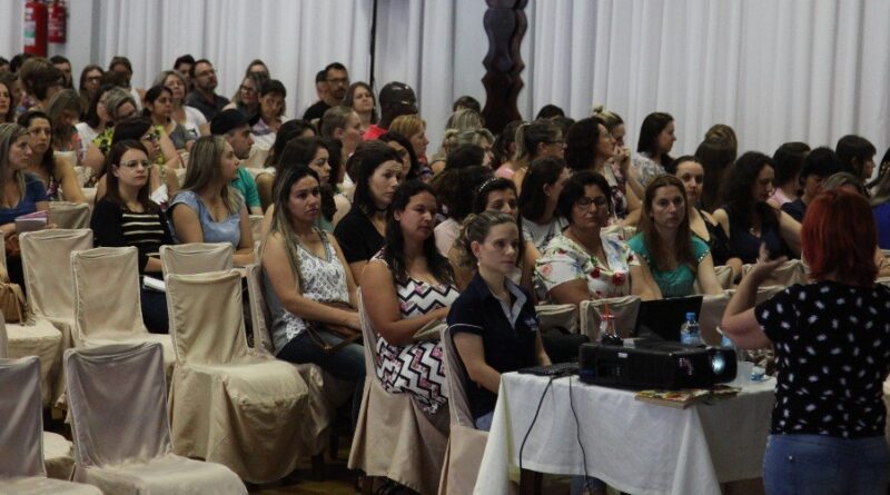 A Secretaria da Educação, Cultura e Esportes de Capinzal proporcionou, no dia 2 de fevereiro, capacitação para professores, auxiliares e estagiários da Rede Municipal de Ensino no Centro Educacional Prefeito Celso Farina.