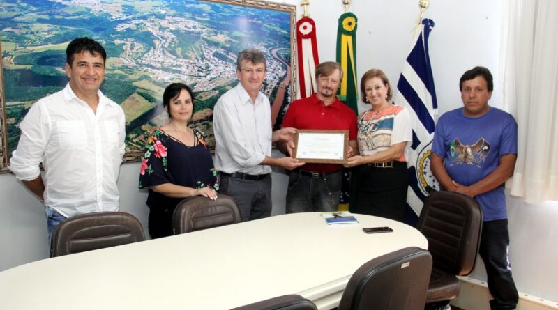 Dickel recebeu uma placa comemorativa das mãos do prefeito Nilvo Dorini e da vice-prefeita Noemia Bonamigo Pizzamiglio. A Secretária da Educação, Cultura e Esportes, Marcia Callai Bonato e o Superintendente da Fundação Municipal de Esportes, Romi Lira tam