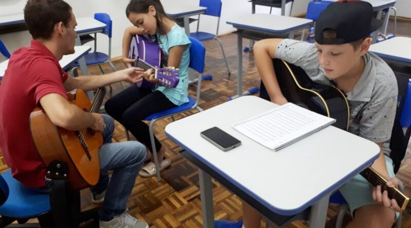 Neste primeiro momento estão sendo atendidos em torno de 380 alunos, com oficinas de dança, canto e de instrumentos musicais.