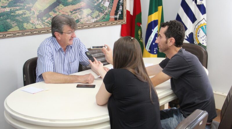 Na coletiva, o Prefeito relatou que na terça e na quarta-feira, dias 27 e 28 respectivamente, visitou os gabinetes dos parlamentares que mais tem afinidade com o município e com a região e que o resultado foi satisfatório.