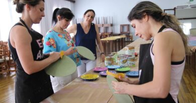 Os trabalhos estão acontecendo no Centro Educacional Prefeito Celso Farina e contam com a colaboração dos profissionais de Artes da rede municipal de ensino de Capinzal.